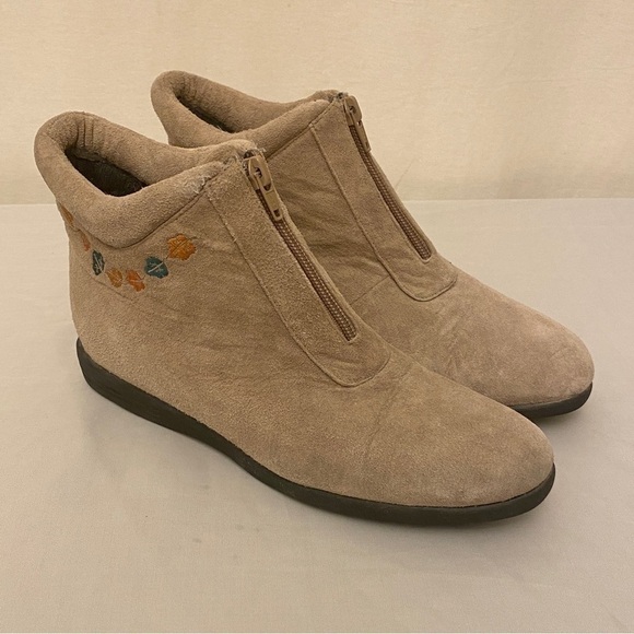 Beacon Leaf Embroidered Suede Leather Booties Womens Ankle Boots Size 8.5 Beige - Picture 2 of 13
